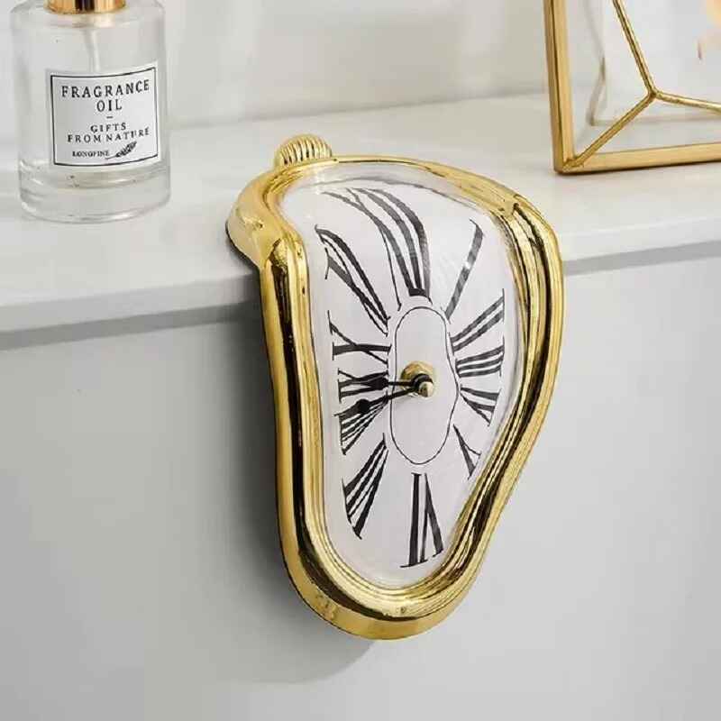 A Dali clock en gold color!